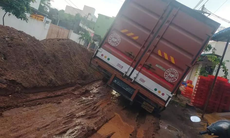 சேறும்,சகதியுமான சாலை