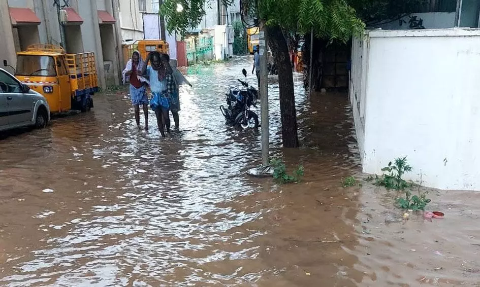 மழைநீர் செல்ல வழியில்லை மழைநீர் செல்ல வழியில்லை