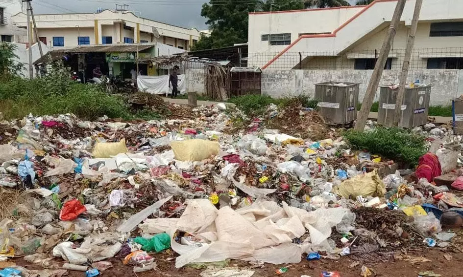 குவிந்து கிடக்கும் குப்பை குவிந்து கிடக்கும் குப்பை