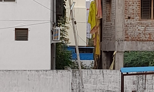 சாய்ந்த மின் கம்பம்