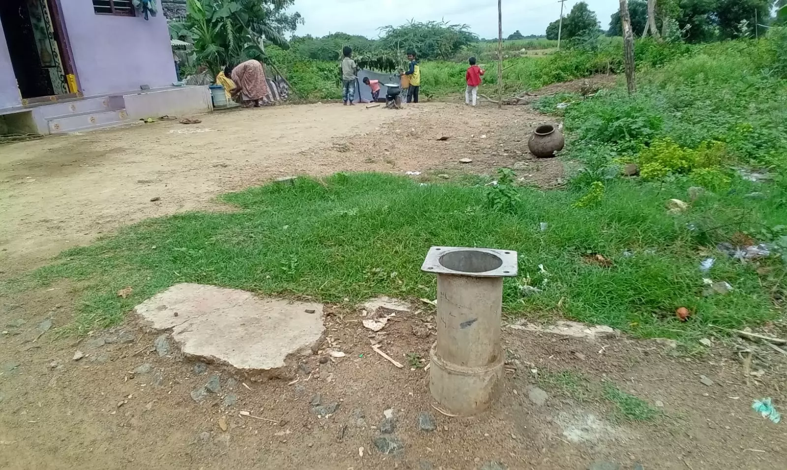 திறந்து கிடக்கும் ஆழ்துளை கிணறு