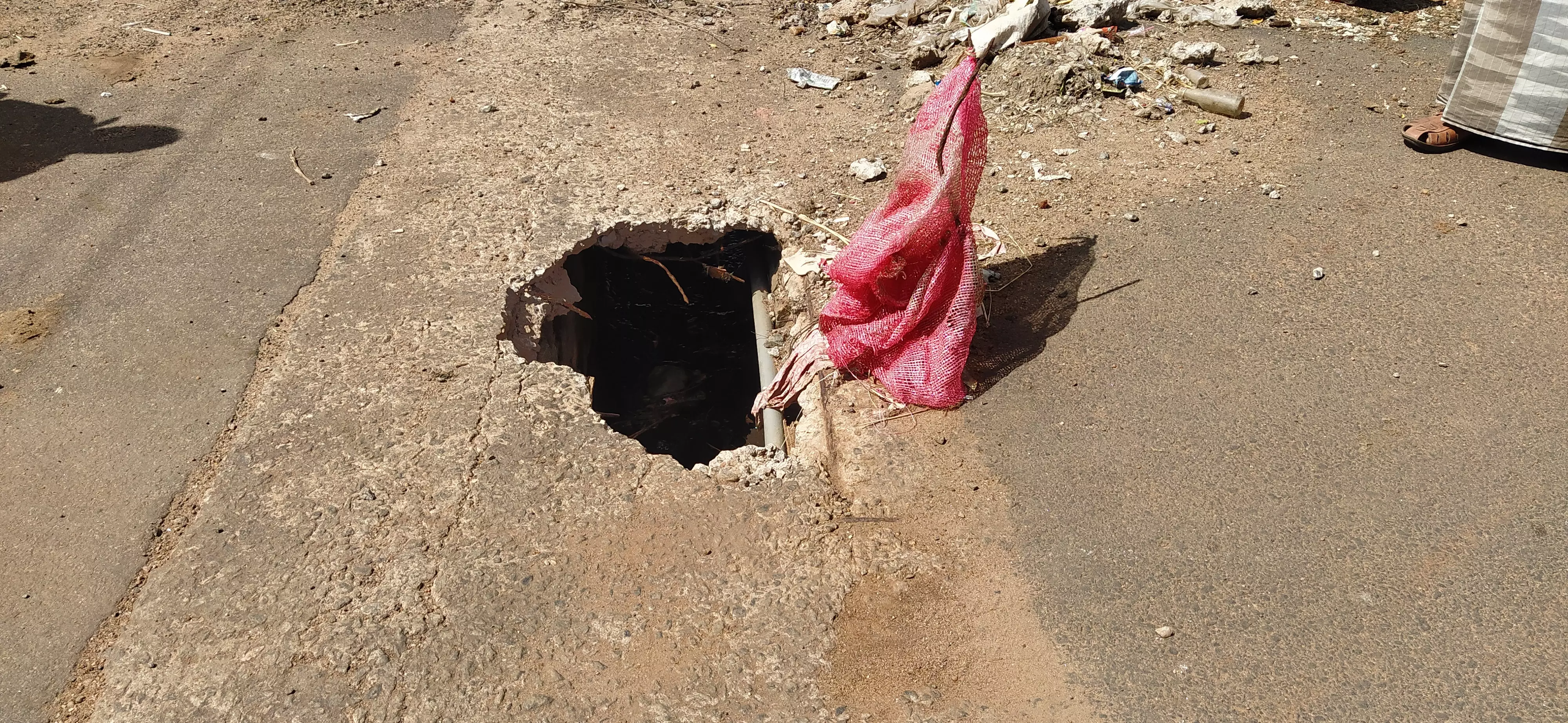 பாலத்தில் மெகா பள்ளம் பாலத்தில் மெகா பள்ளம்