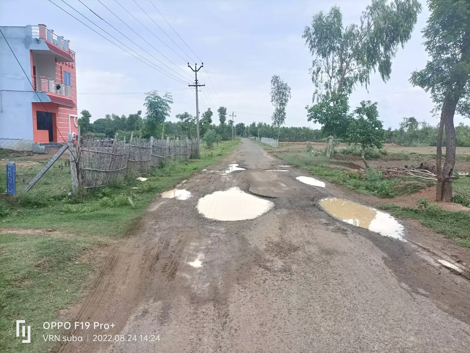 சாலையில் தேங்கி நிற்கும் மழைநீர்