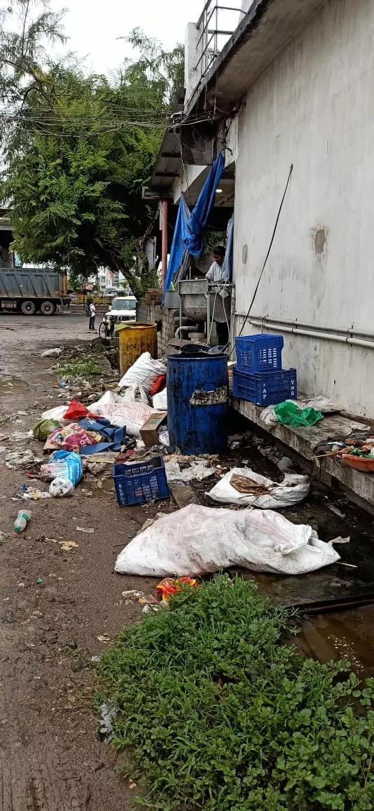 குவிந்து கிடக்கும் குப்பைகள்