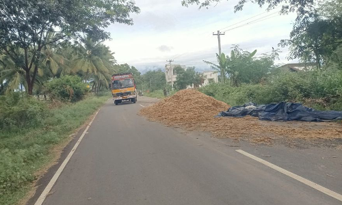 களமாக மாறிய சாலை