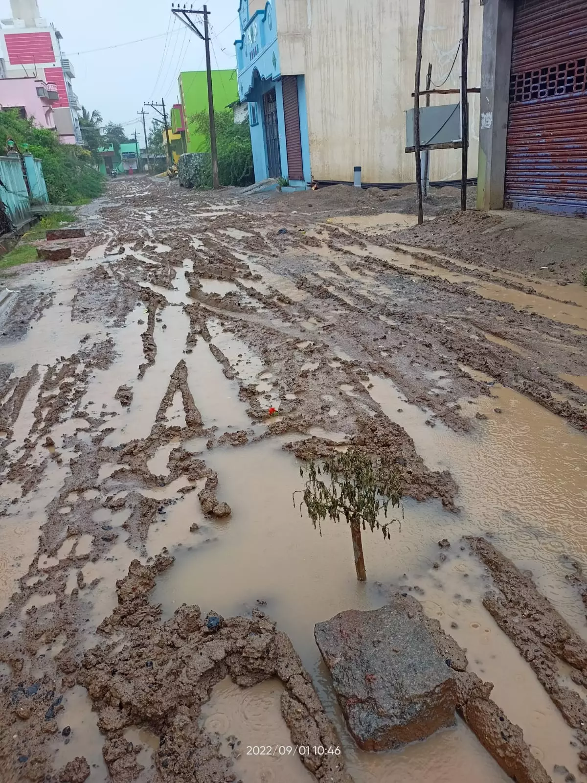 சேறும், சகதியுமான சாலை