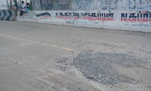 சேதமடைந்த ரெயில்வே மேம்பாலம்