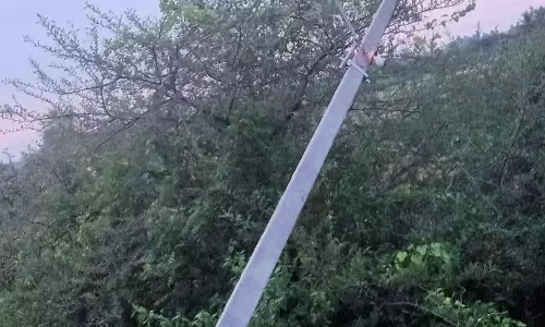 சாய்ந்த மின்கம்பம்