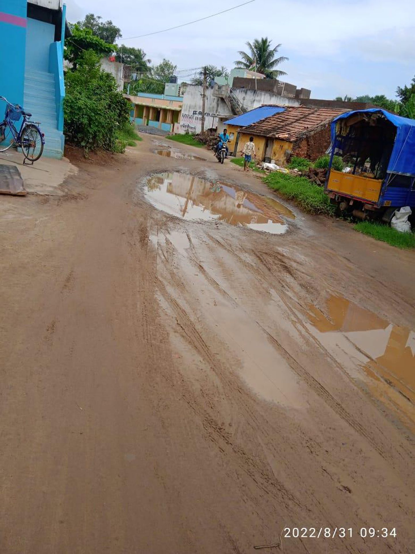 கழிவுநீர் கால்வாய் தூர்வார வேண்டும் கழிவுநீர் கால்வாய் தூர்வார வேண்டும்