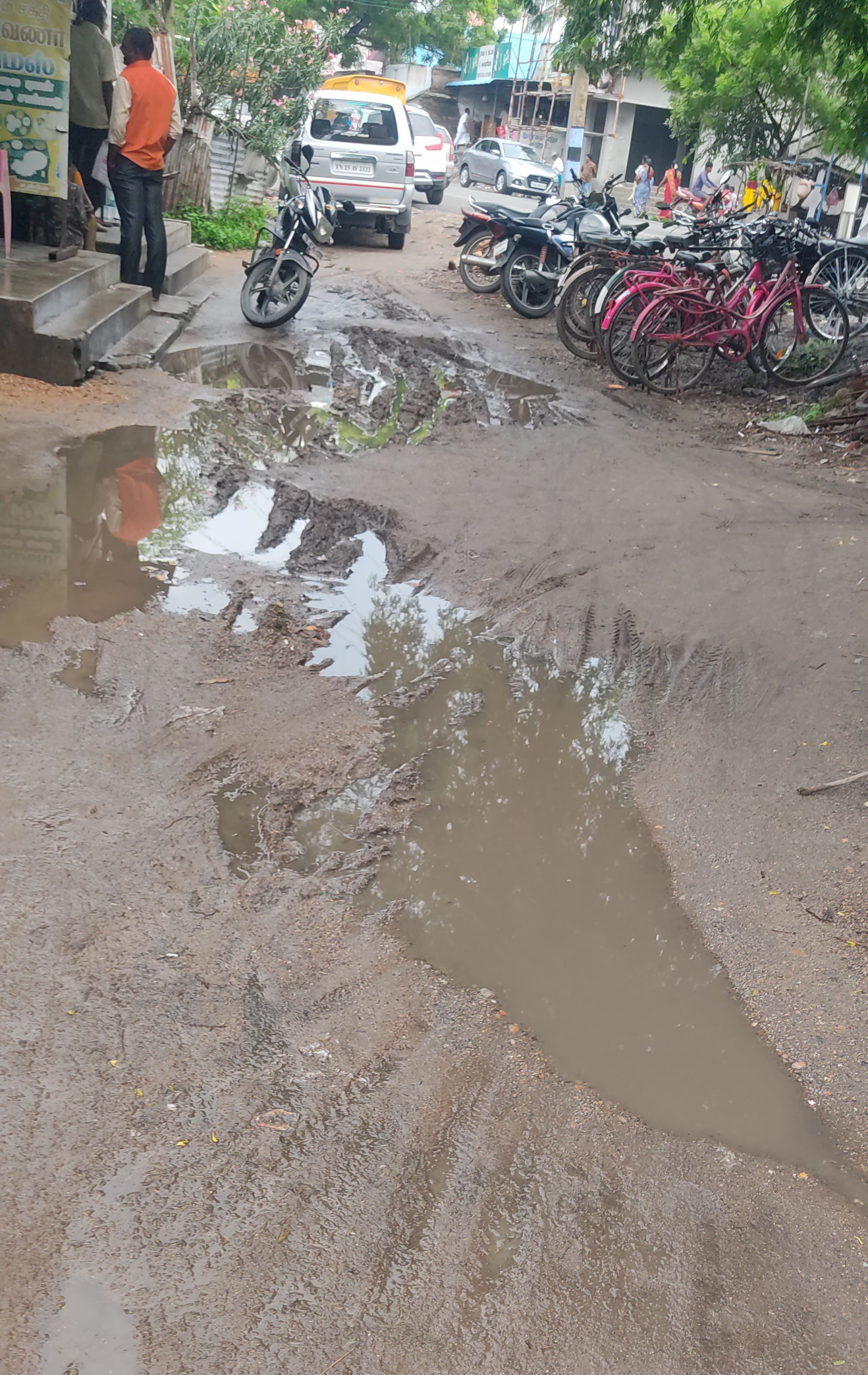 சேறும் சகதியுமான சாலை சேறும் சகதியுமான சாலை
