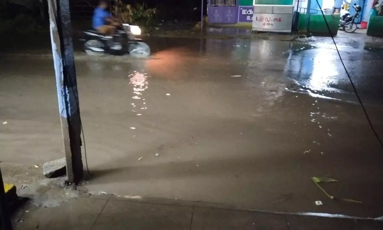 தேங்கி நிற்கும் மழைநீர்