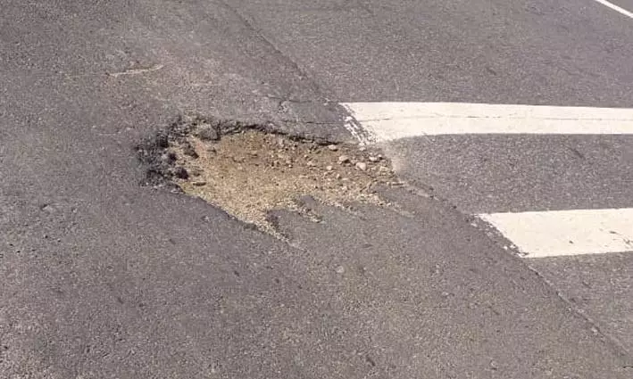 சாலை பள்ளத்தால் விபத்துகள் சாலை பள்ளத்தால் விபத்துகள்