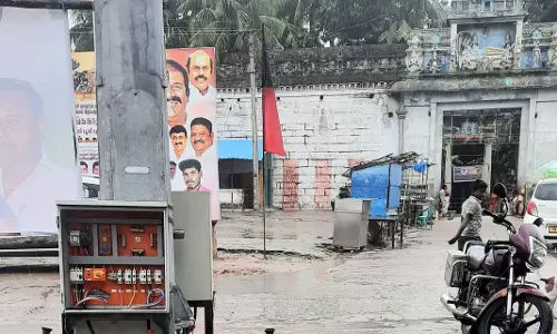 திறந்து கிடக்கும் மின் இணைப்பு பெட்டி