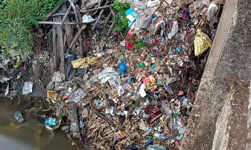 ஆற்றுக்குள் கொட்டப்படும் குப்பைகள்