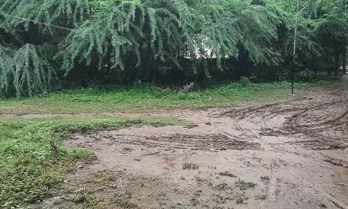 சேறும்,சகதியுமான சாலை