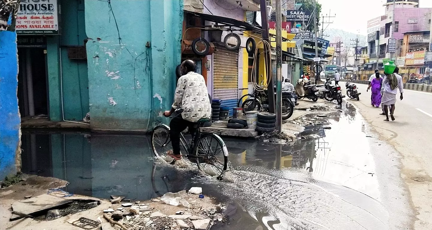 சாலையில் ஓடும் கழிவுநீர் சாலையில் ஓடும் கழிவுநீர்