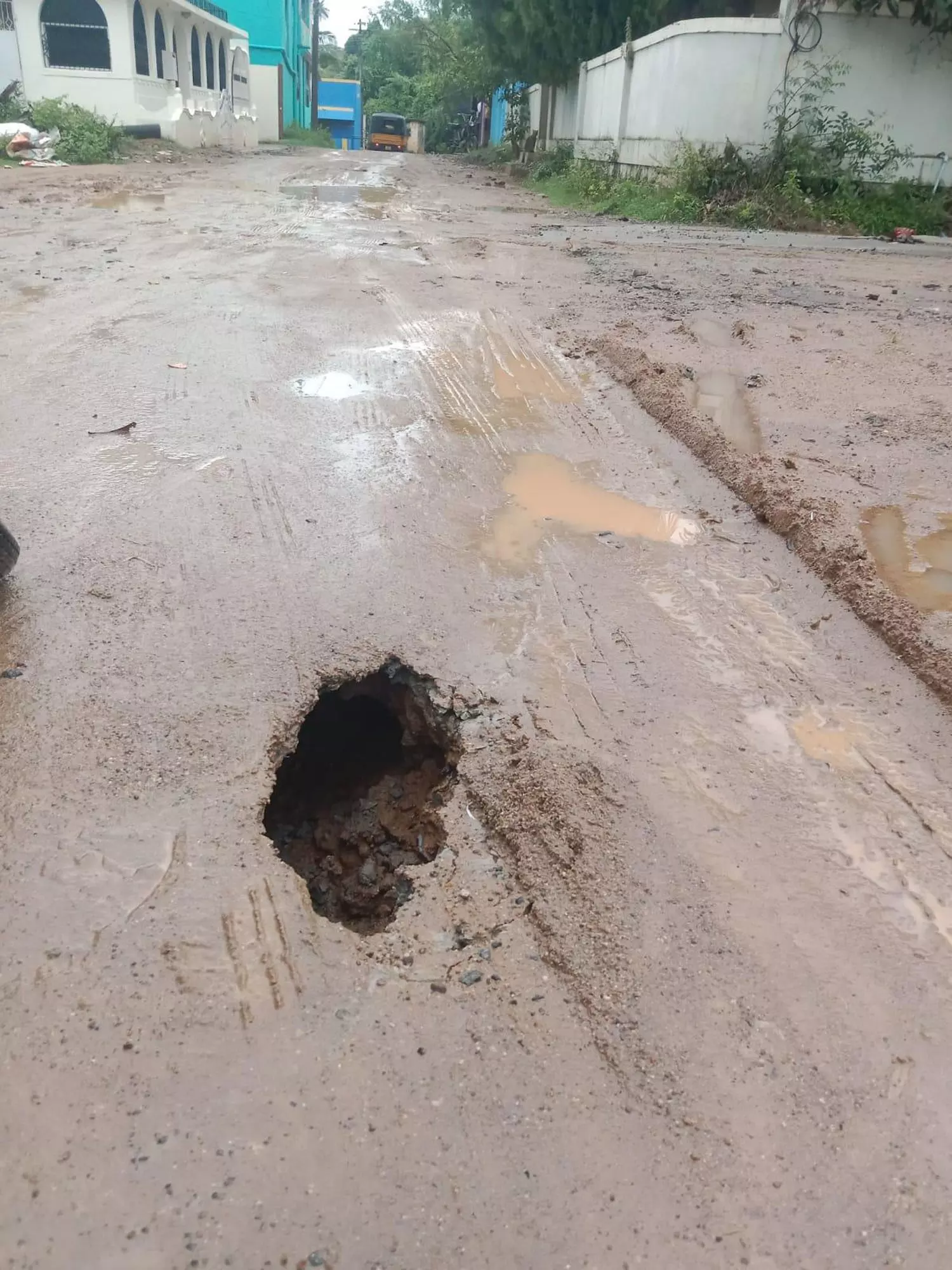 சாலையின் நடுவே பள்ளம்