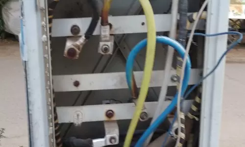 திறந்த நிலையில் மின் இணைப்பு பெட்டி