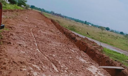 சாலையும் சகதியும்