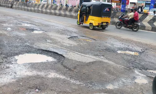 குண்டும், குழியுமான சாலை