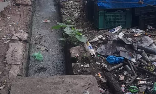 மூடப்படாத சாக்கடையால் துர்நாற்றம் மூடப்படாத சாக்கடையால் துர்நாற்றம்