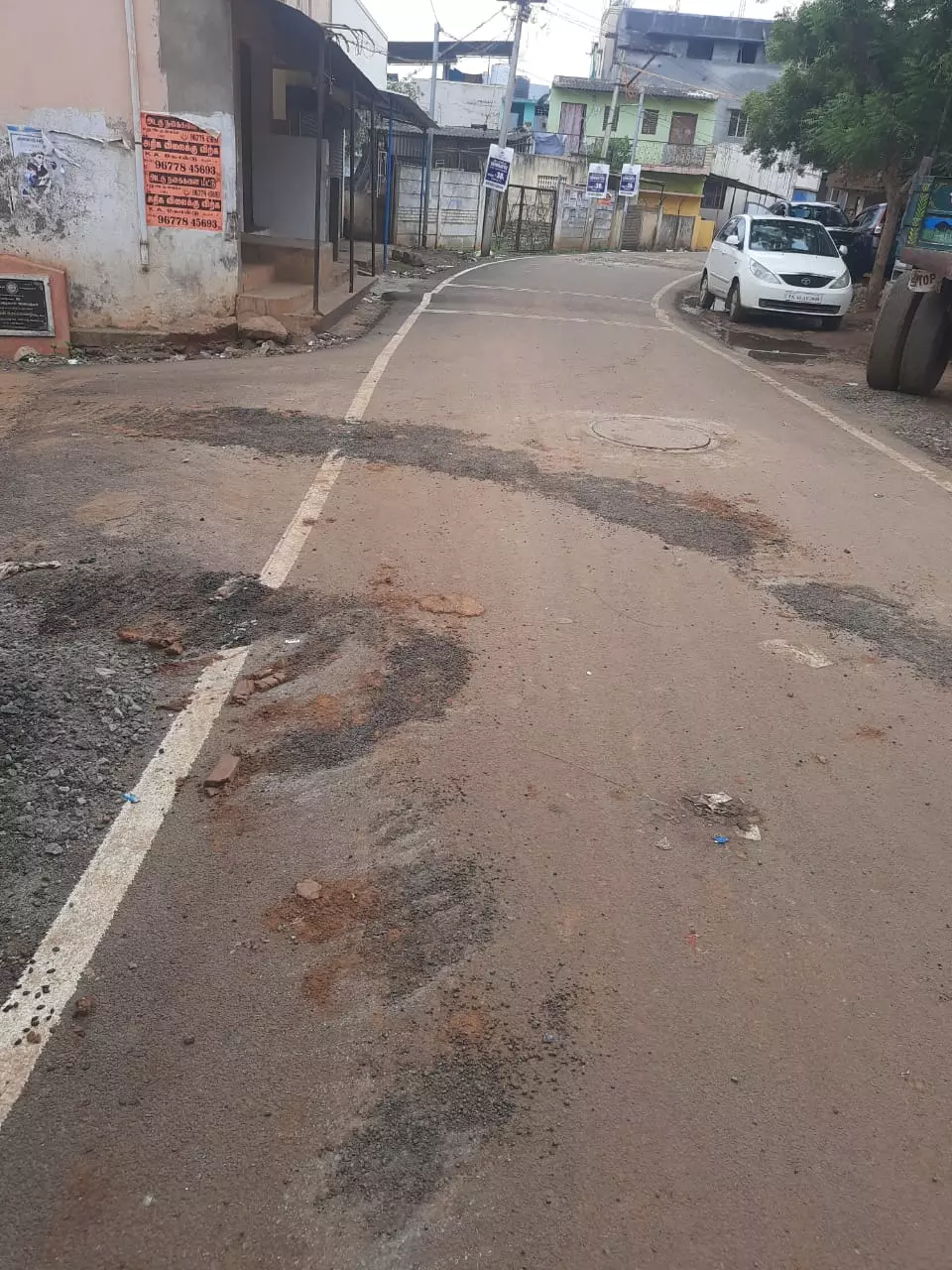 குண்டும், குழியுமாக மாறிய சாலை