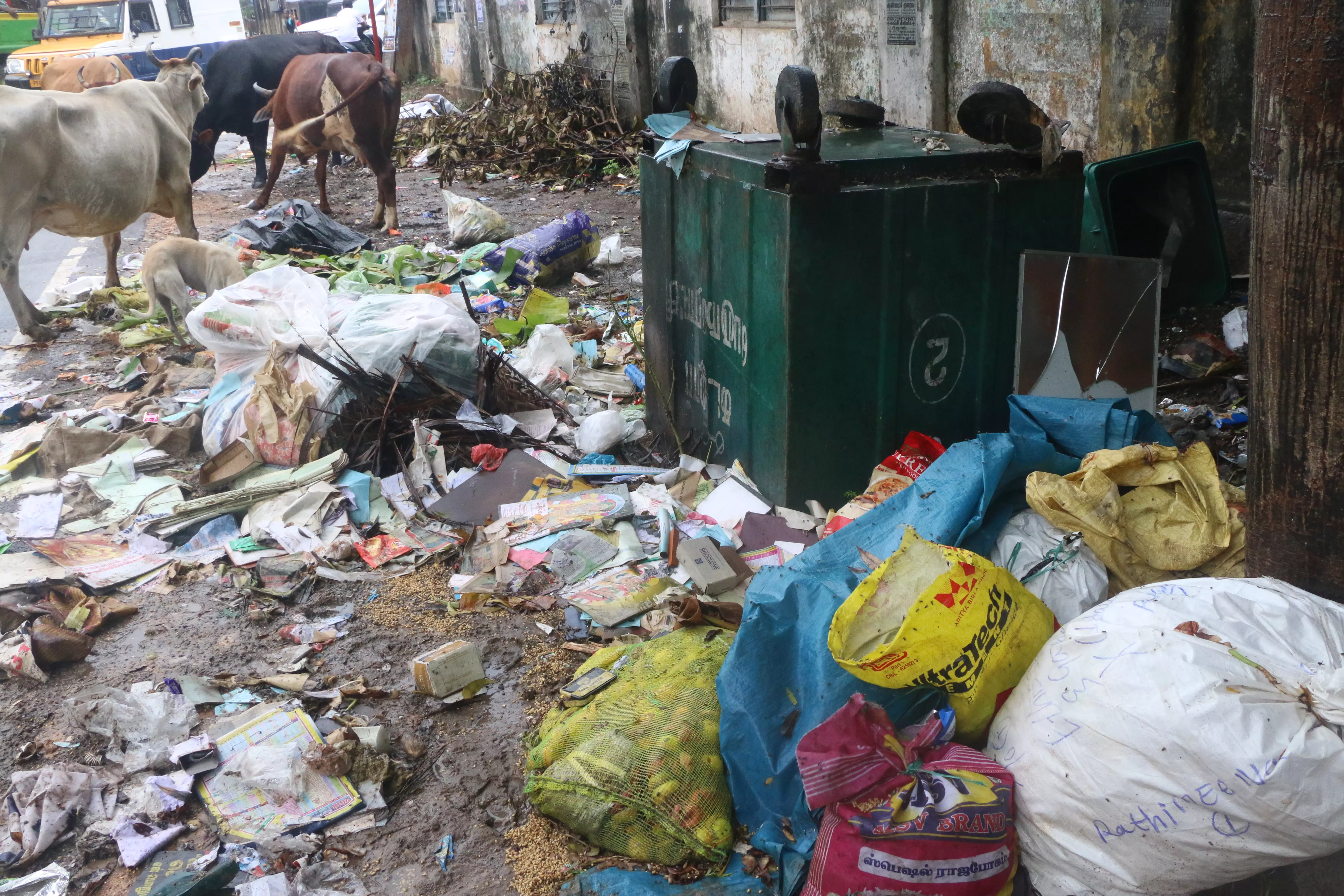 குவிந்து கிடக்கும் குப்பைகள்