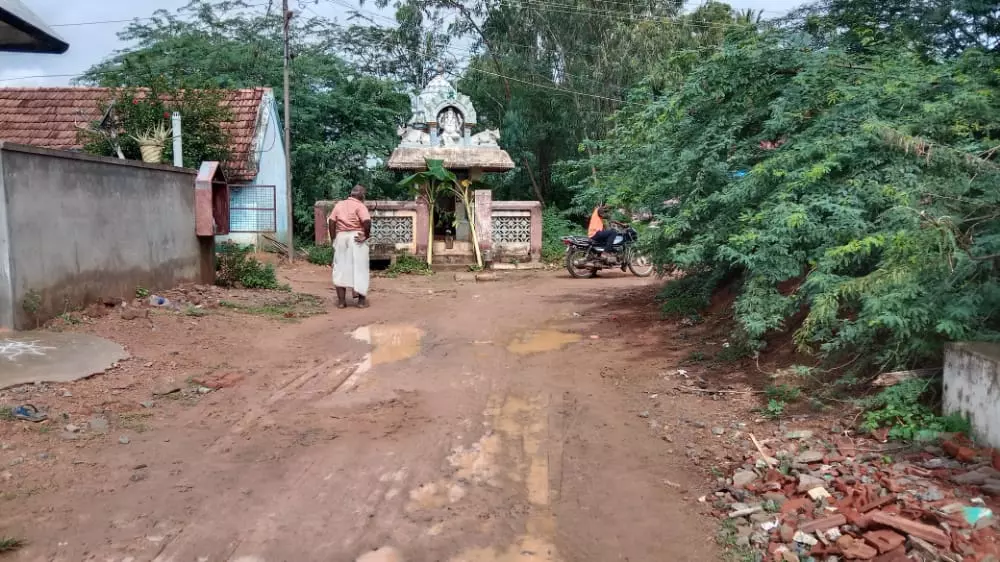 சேறும், சகதியுமான சாலை