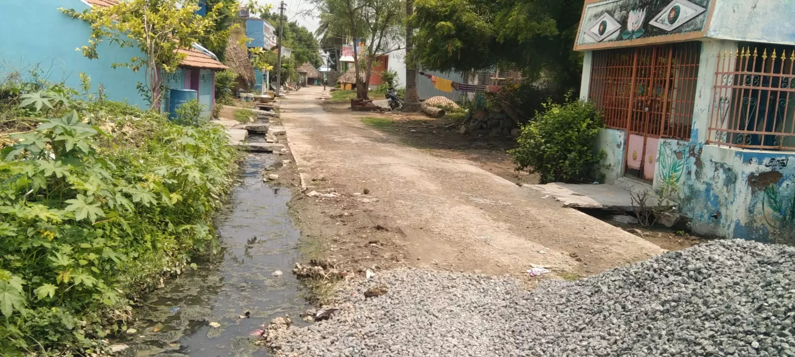 முறையாக கட்டப்படாத கழிவுநீர் கால்வாய்