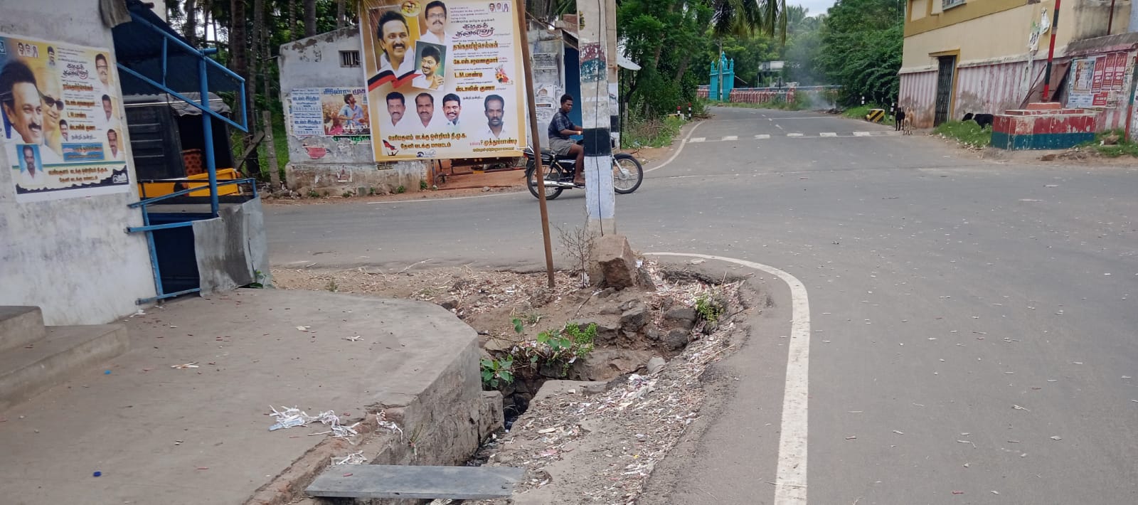 சாலையோர பள்ளம்