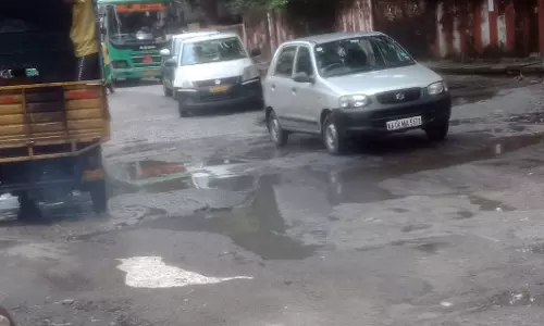 குண்டும், குழியுமான சாலை சீரமைக்கப்படுமா? குண்டும், குழியுமான சாலை சீரமைக்கப்படுமா?