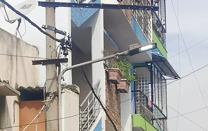 பகலிலும் ஒளிரும் தெருவிளக்குகள் பகலிலும் ஒளிரும் தெருவிளக்குகள்