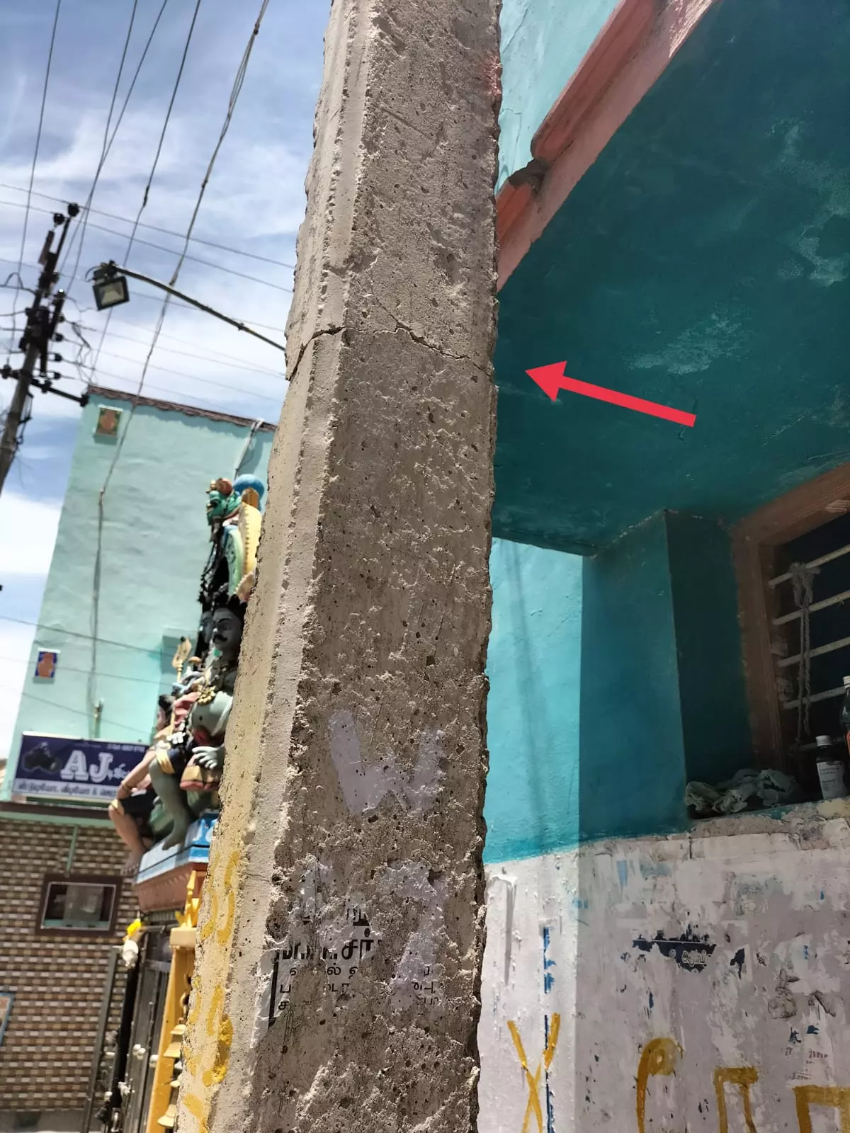 ஆபத்தான மின்கம்பம் ஆபத்தான மின்கம்பம்