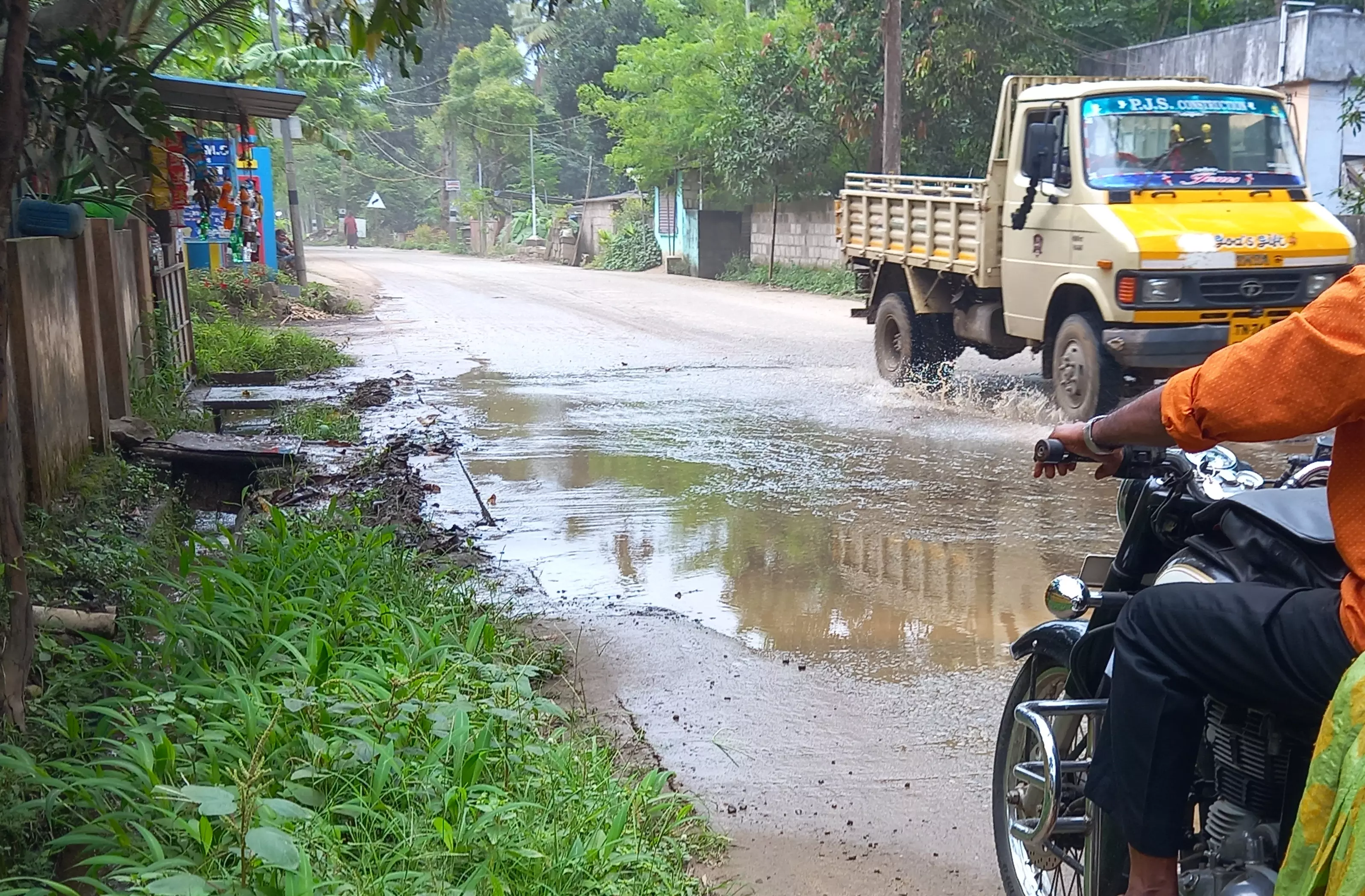 சாலையில் வீணாகும் தண்ணீர்