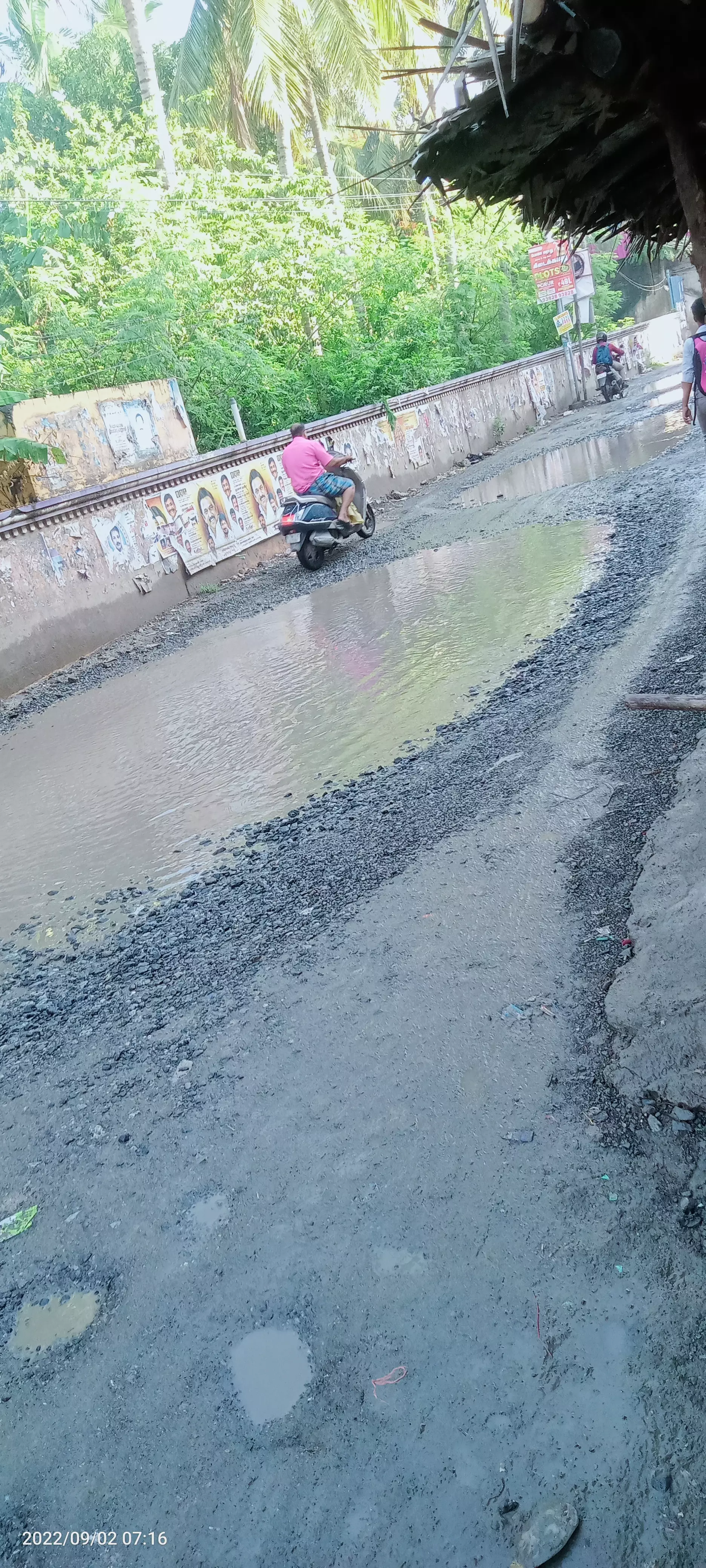 சாலை மிகவும் மோசமாக உள்ளது சாலை மிகவும் மோசமாக உள்ளது