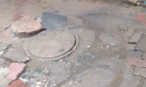 சாலையில் ஓடும் கழிவுநீர் சாலையில் ஓடும் கழிவுநீர்