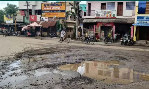 சாலையின் நடுவே ஆபத்தான பள்ளம்
