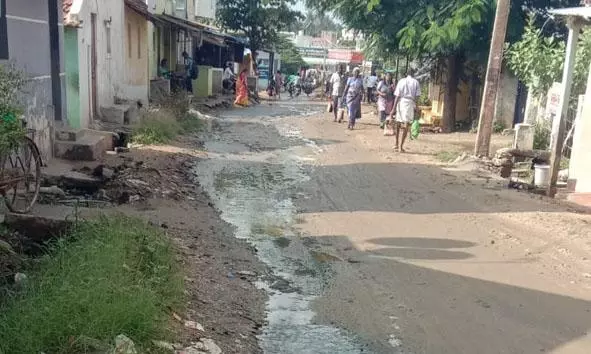 சாலையில் ஓடும் கழிவுநீர்