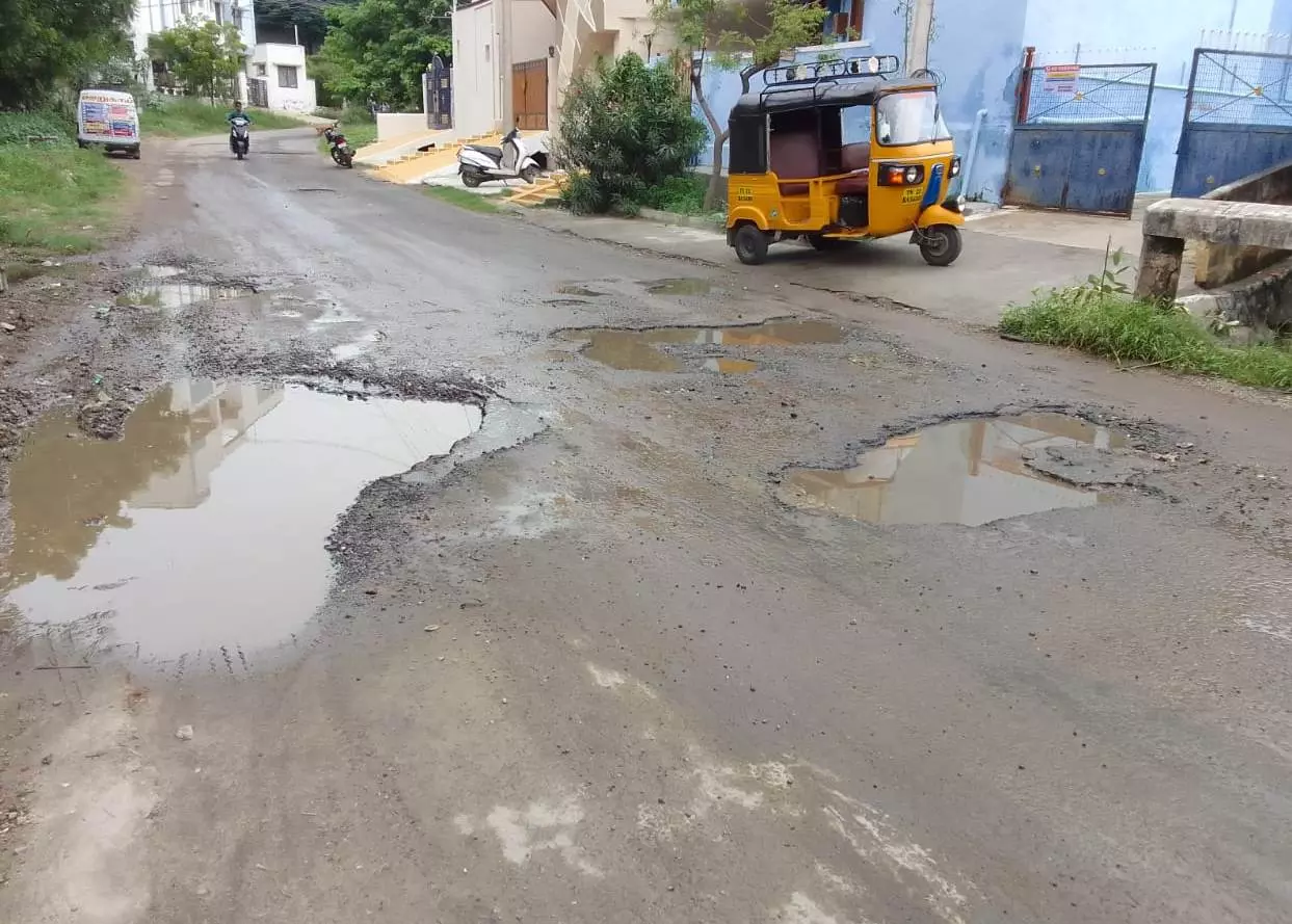 குண்டும், குழியுமான  சாலை