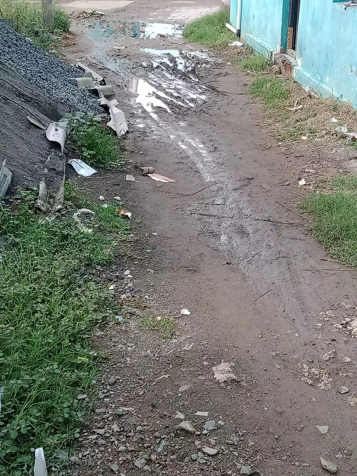 சேறும், சகதியுமான சாலை