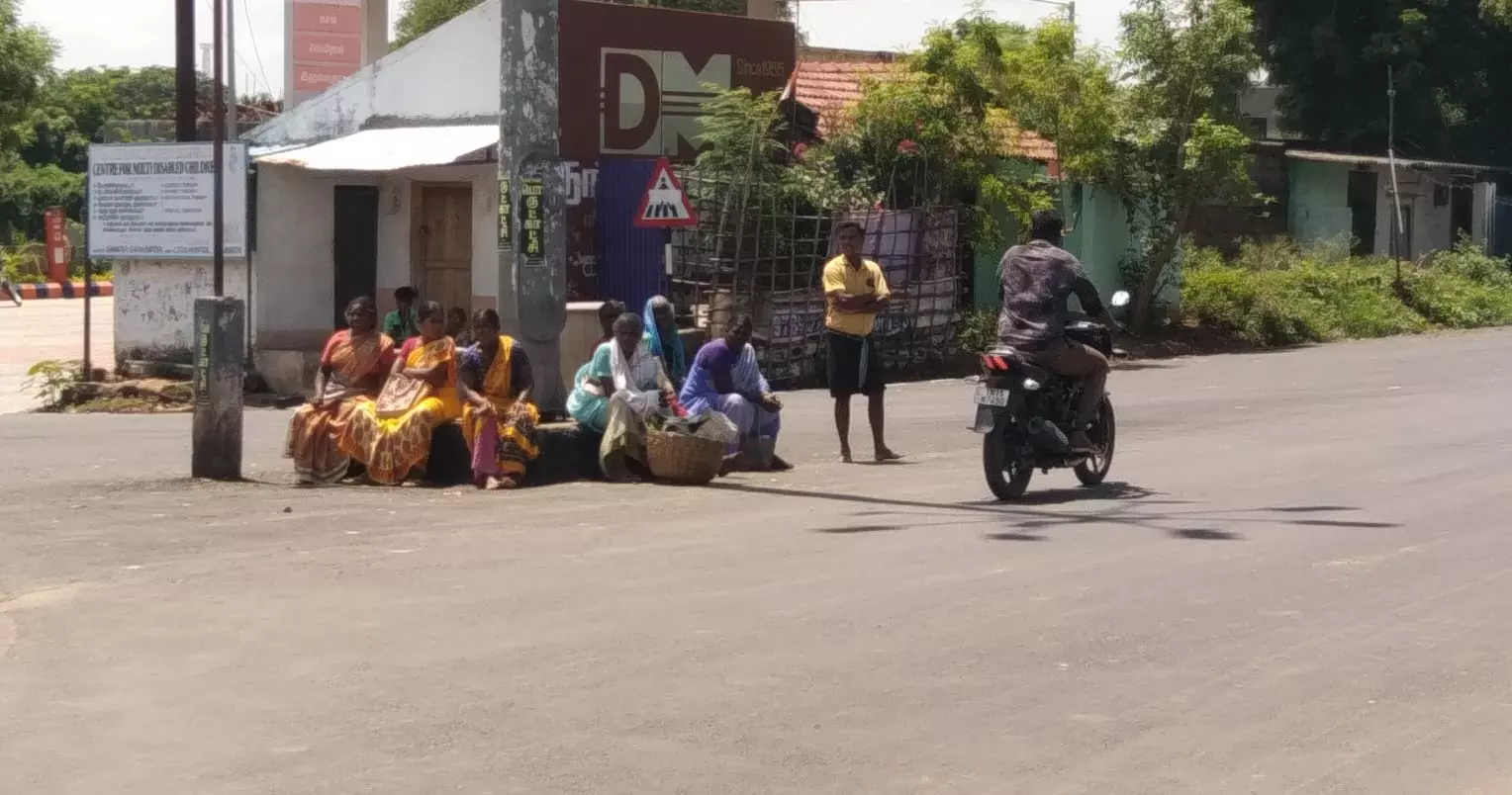 பயணிகள் நிழற்குடை அமைக்கப்படுமா? பயணிகள் நிழற்குடை அமைக்கப்படுமா?