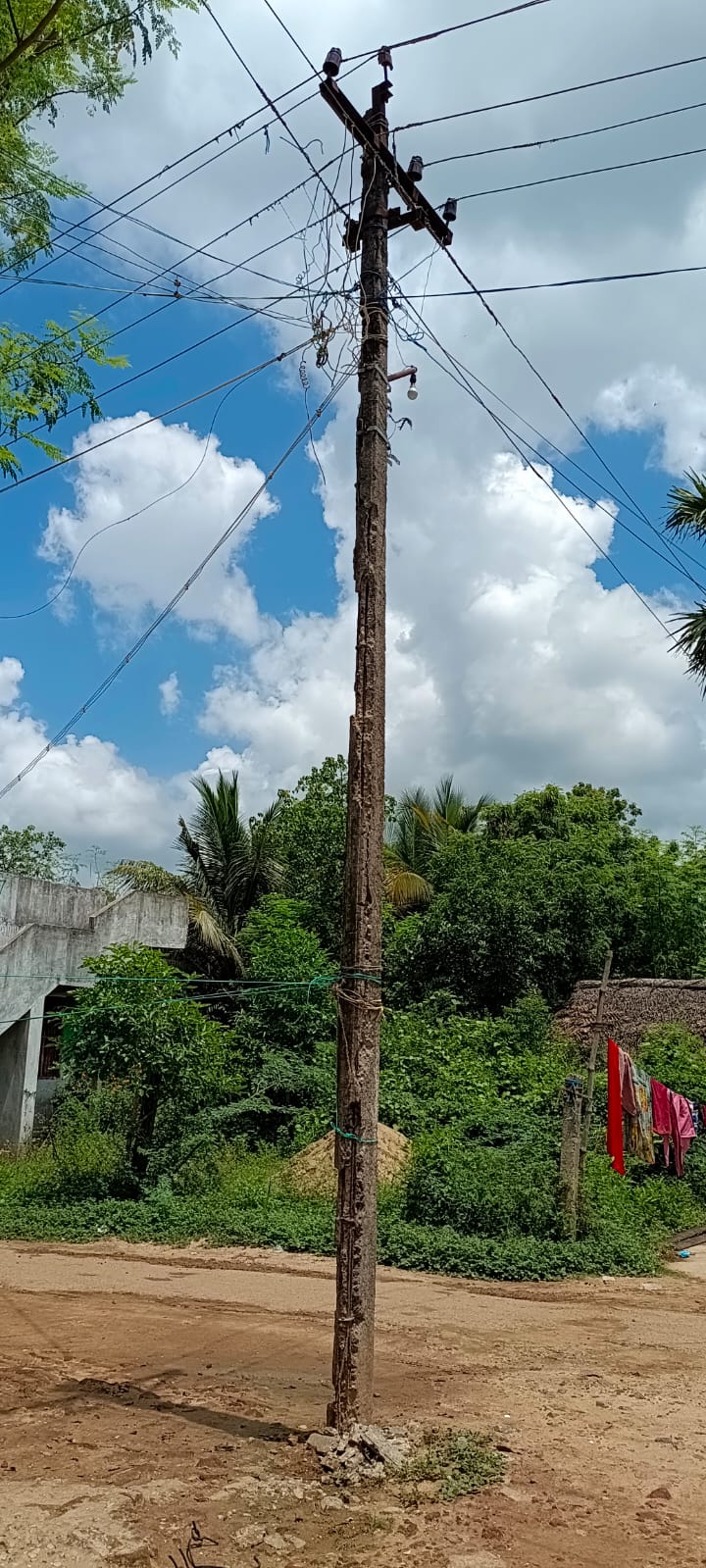 ஆபத்தான நிலையில் மின்கம்பம் ஆபத்தான நிலையில் மின்கம்பம்