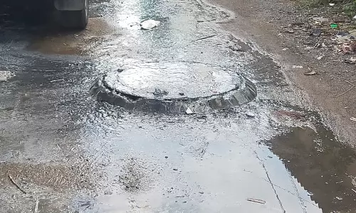 தெருவில் வழிந்தோடும் கழிவுநீர்