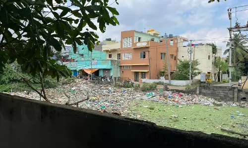 காலி மனையில் கொட்டப்படும் குப்பைகள்