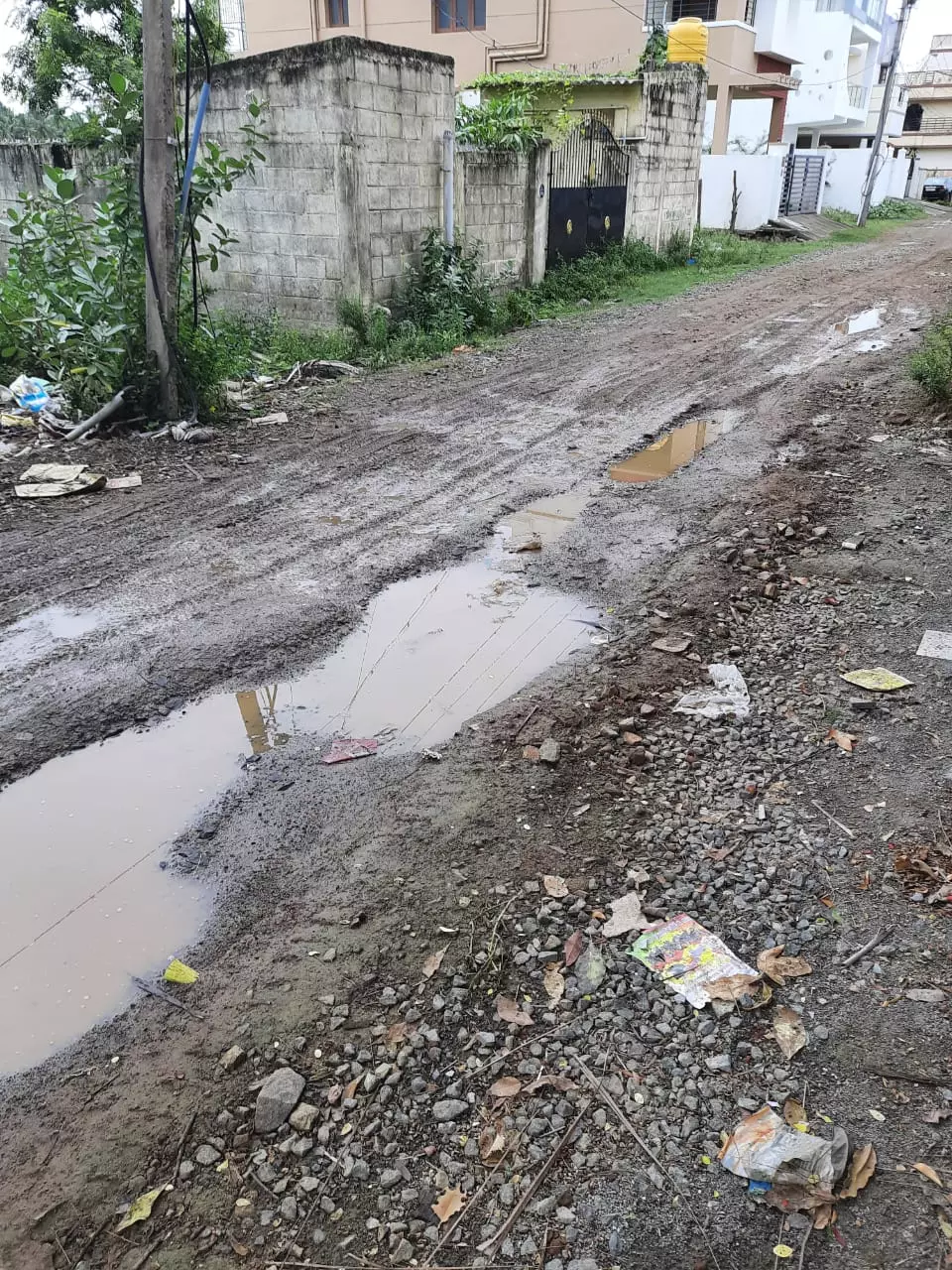 பள்ளத்தில் தேங்கும் மழைநீர்