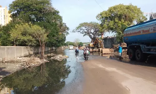 கழிவுநீரில் மிதக்கும் சாலை
