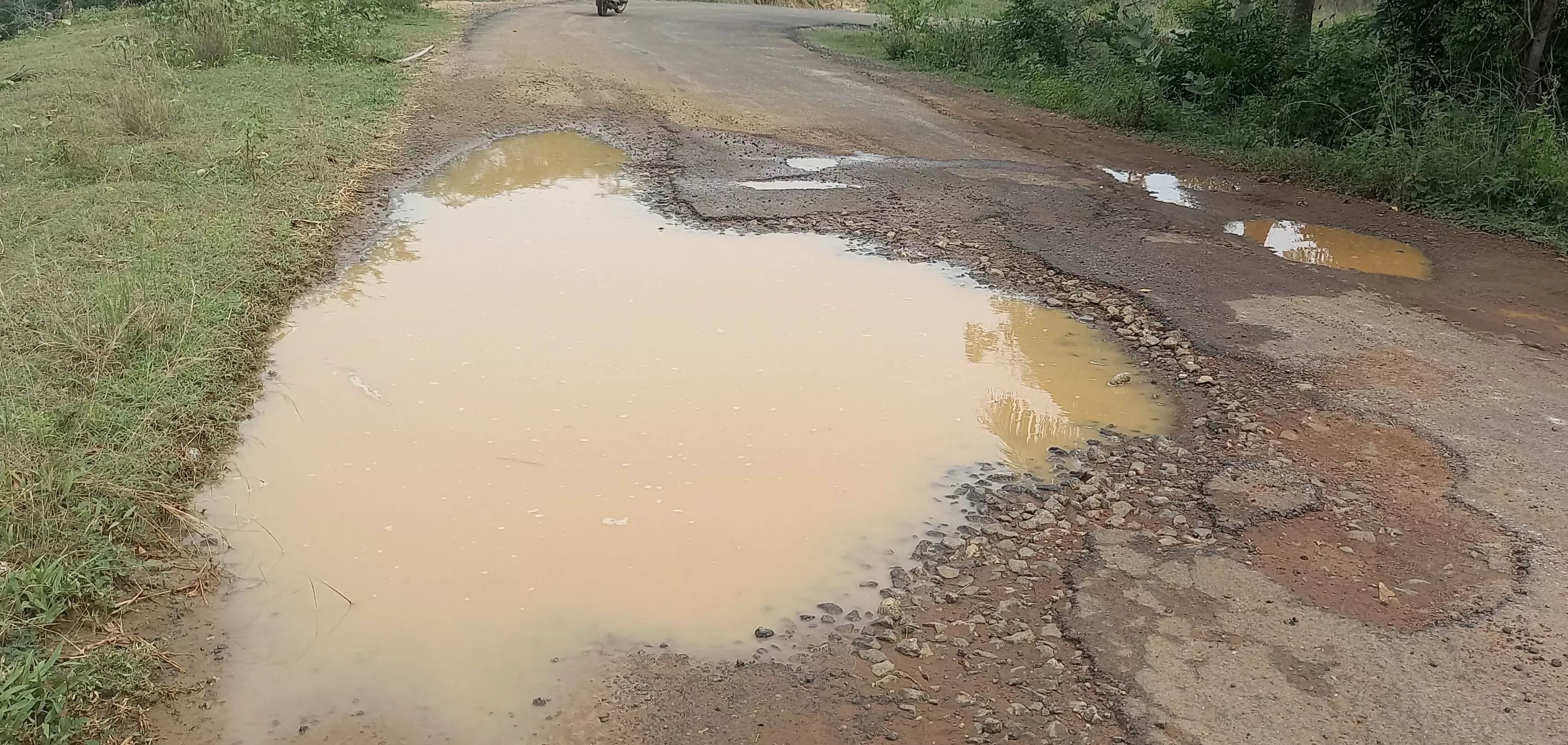 தேங்கி நிற்கும் மழைநீர் தேங்கி நிற்கும் மழைநீர்
