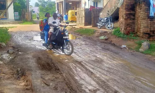 சேறும் சகதியுமாக மாறும் சாலை