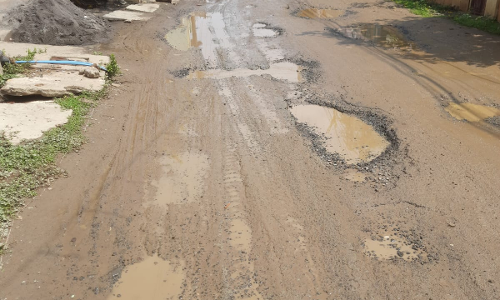 சிதிலமடைந்த சாலை