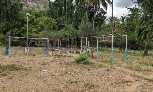 பராமரிப்பு இல்லாத வரதமாநதி பூங்கா பராமரிப்பு இல்லாத வரதமாநதி பூங்கா